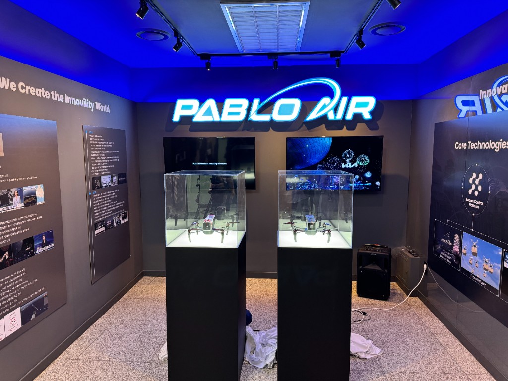 John One × PYRO 협업 전시 · PABLO AIR